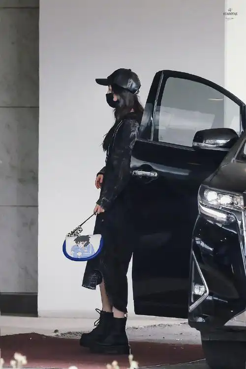 杨幂黑色长牛仔外套机场路透##杨幂机场路透好飒