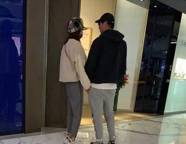 张亮与女友逛珠宝店,随即宣布离婚,夫妻只能同甘,不能吃苦吗_寇静