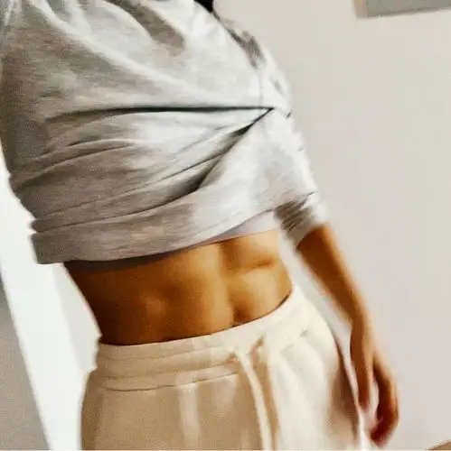 体脂25以下 腰围减到65 保持平时肉眼可见的四块腹肌一年跑十次以上10