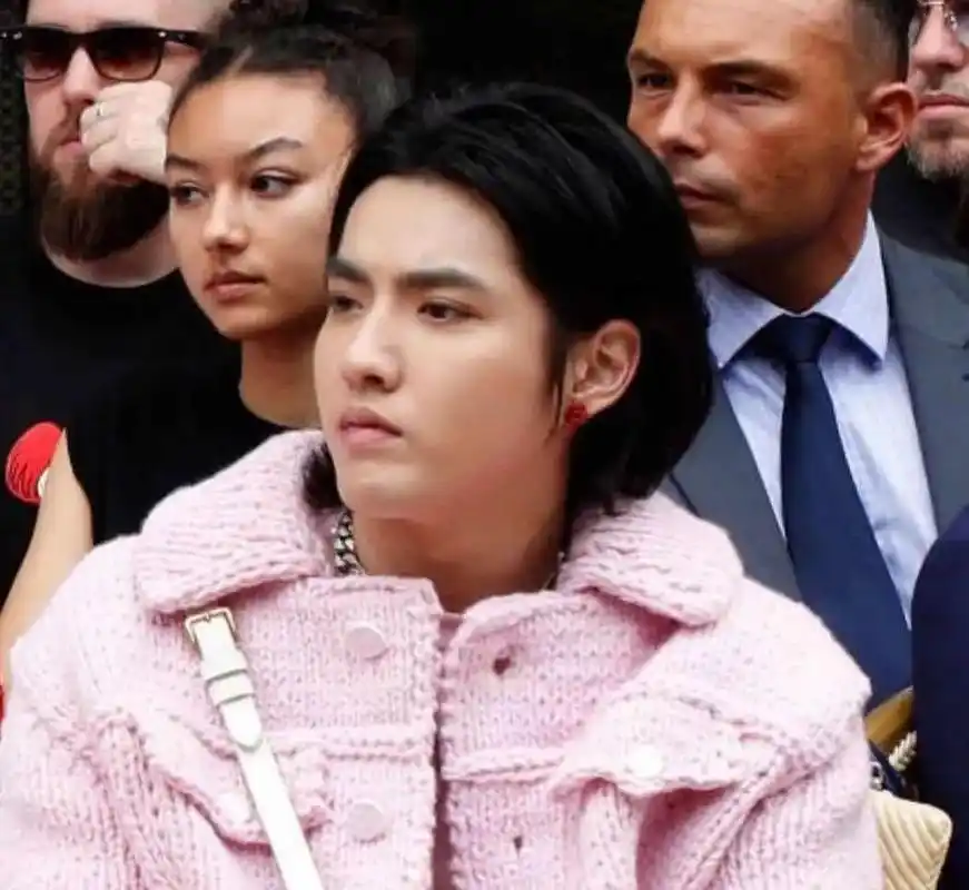 看完吴亦凡最新胖照我默默地放下了手中的炸鸡