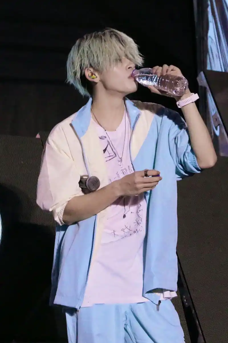 原创小鬼王琳凯长发遮眼开唱蓝色运动装秀少年感却被留言t恤抢镜