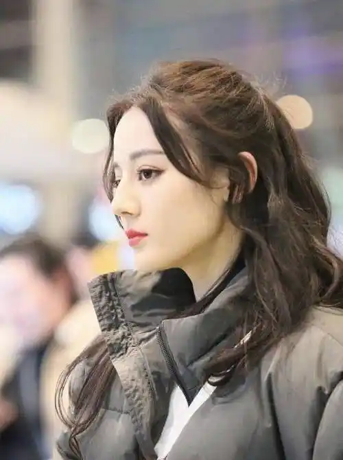 原创90后小花迪丽热巴穿起西装真的是a到爆还呆萌活泼有朝气