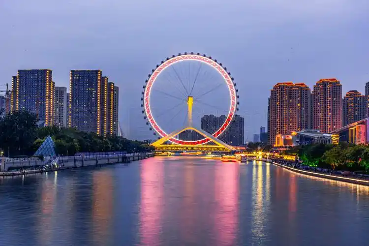 天津是中国北方沿海的大都市高大的巨型摩天轮建在永乐桥上在天津的