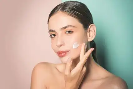 护肤霜概念.女性面部护理.保持皮肤水分,定期保湿霜.