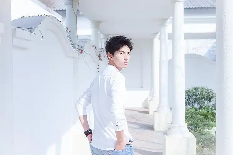 阳光下他穿着白衬衫