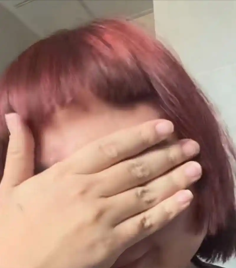 近日,四川一女子花129元理发,到家后看到自己的形象崩溃大哭