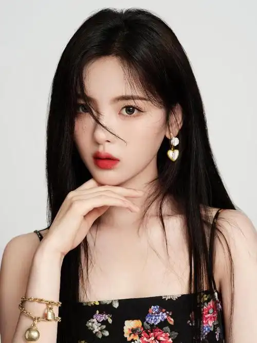 杨超越新写真曝光 超小脸大眼睛美貌满分_综艺看点_大众网