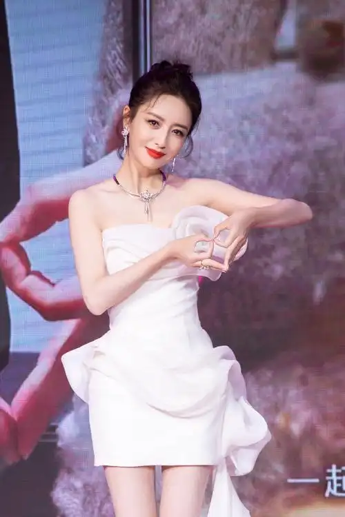 佟丽娅白裙活动造型