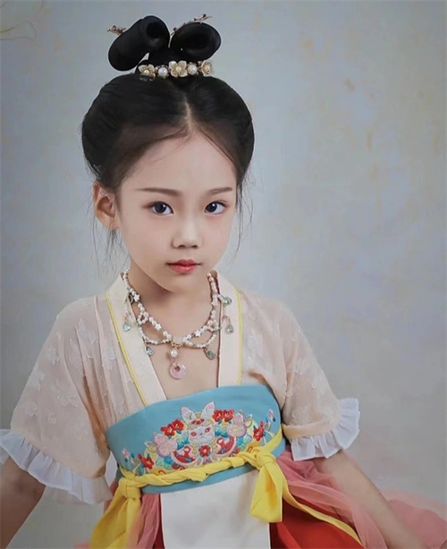 小女孩古风发型推荐,不得不说,古风发型发饰的变化莫测,打造出来的既