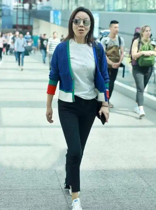 原创闫妮素颜模样太真实离开滤镜也一般气色看着不太好