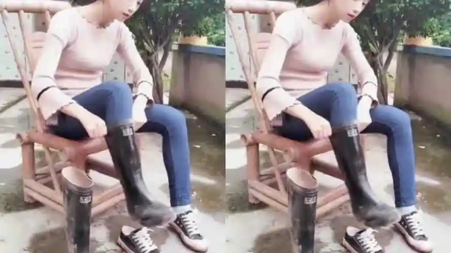 农村女孩穿上雨靴准备下地干活了,喜欢吗