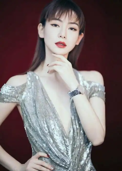 现在不流行巴掌腰了戚薇秀出排骨腰好身材尽显