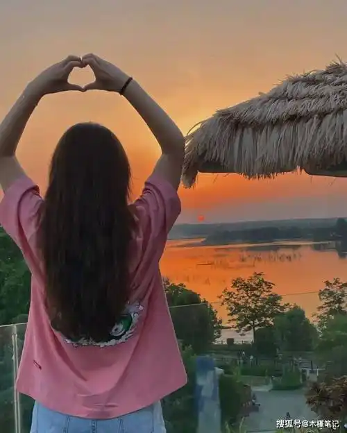 原创陈亚男更新多张美照背对夕阳开心比耶粉丝夸赞人美气质好