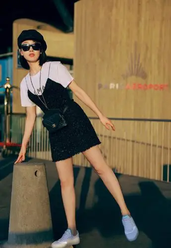 33岁宋茜走少女风,穿白色外套粉色运动裤,戴渔夫帽呆萌减龄