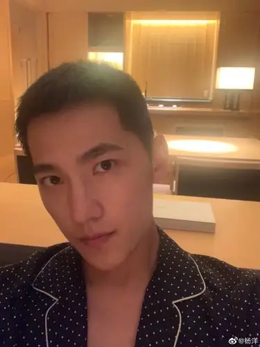 [消息]惊天大糖来袭!杨洋深夜晒睡衣九宫格自拍