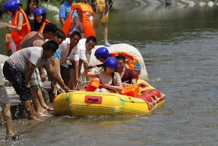 美女耍性感穿比基尼漂流 水太急胸前走光(组图)