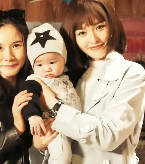 唐嫣抱娃姿势很专业,罗晋老婆昔日与粉丝合影,却用双手护着孩子_都会