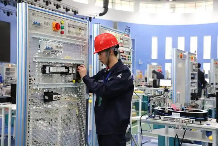 第二届全国乡村振兴职业技能大赛贵州省选拔赛电工赛项在贵州水利水电