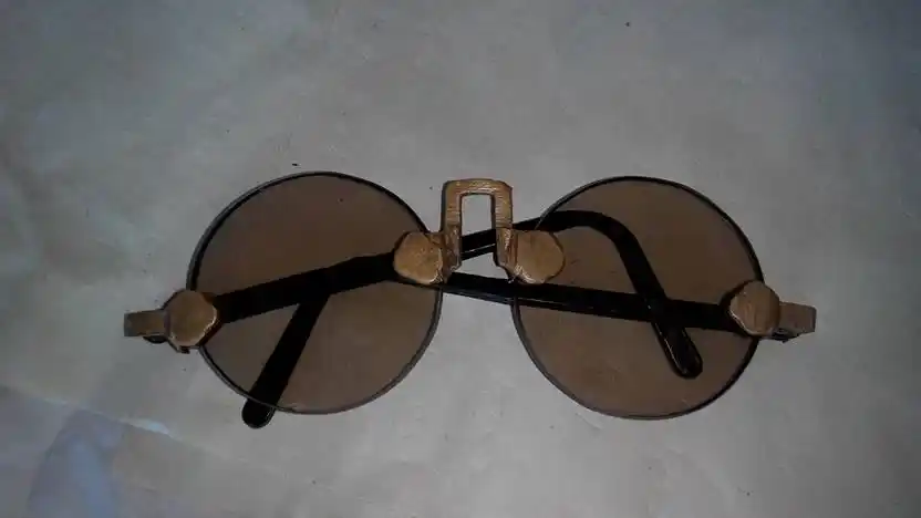 各位前辈老师们,抽空给学生看看这副眼镜的收藏价值好吗?学生谢谢啦!