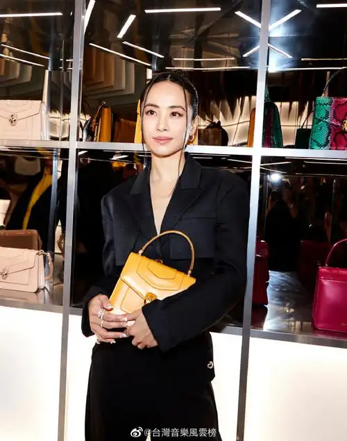 蔡依林黑色漏腰西装造型