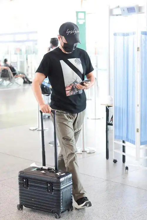 张涵予肌肉线条突出硬汉身材惹眼张扬穿休闲裤更有随性范