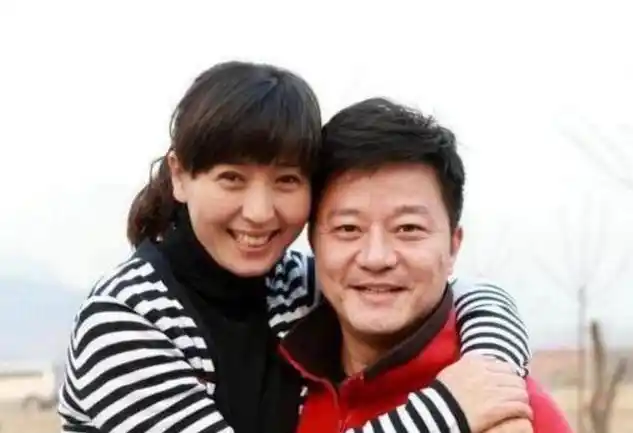 闫学晶全家近照罕见晒出,丈夫超眼熟,网友:我们很熟悉