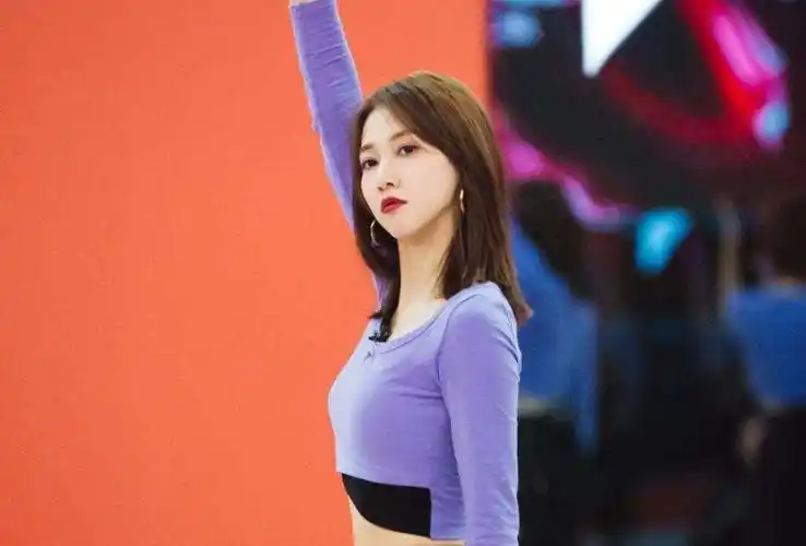 回顾有一种情商洼地叫做弦子19岁出道歌比人红不会说话是伤