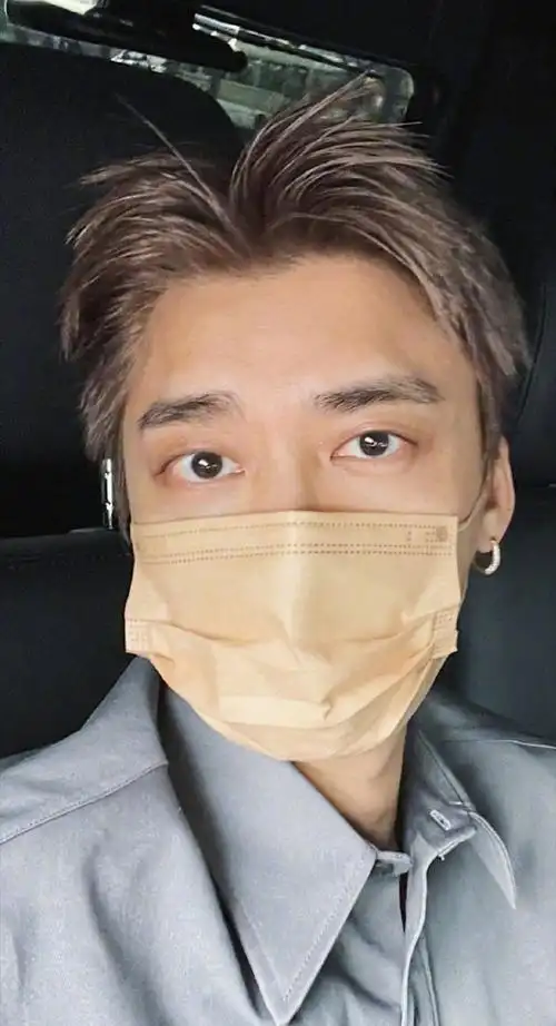 李易峰晒新发色自拍##李易峰新发色