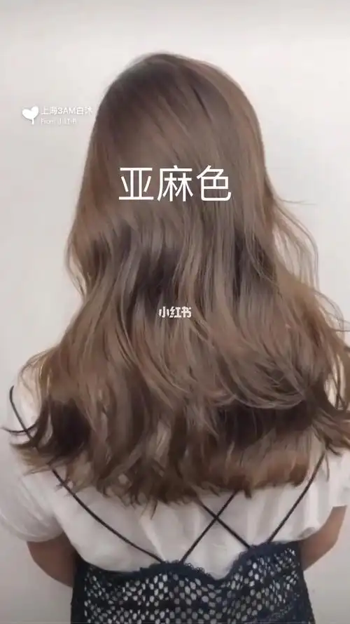 非常美的一款浅亚麻色发型特别的卷曲看起来