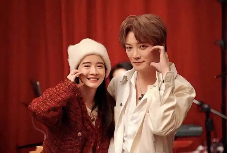 飞儿乐队阿沁老婆涉毒被捕,千万豪宅曝光,如今竟成老婆涉毒窝点_花花