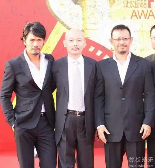 邵兵全新造型亮相华谊年历 继续独树一帜硬汉风