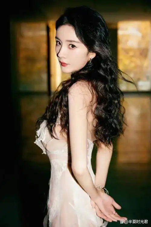 36岁杨幂一袭镂空蕾丝纱裙大秀凹凸曲线,美艳动人,秒变性感女神