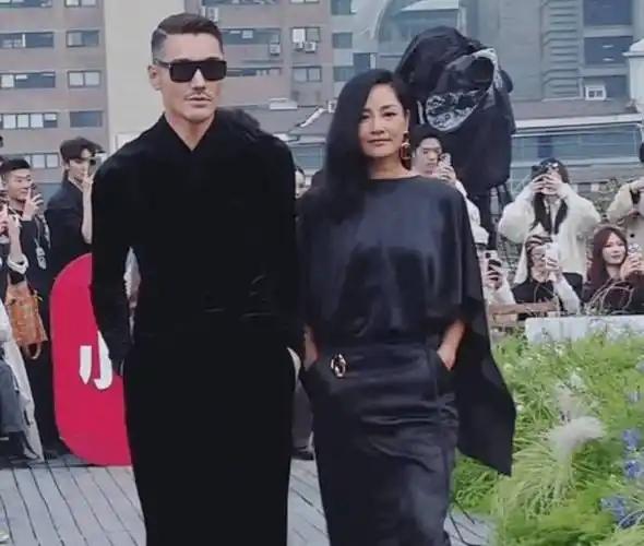 原创53岁胡兵搭档52岁瞿颖走秀笑起来满脸皱纹男方曾公开表白女方