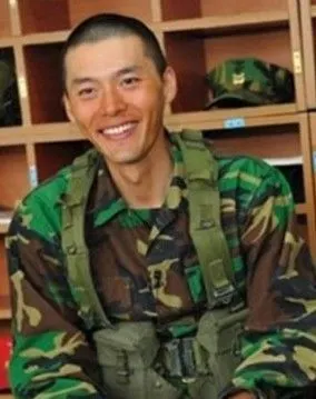 玄彬入伍四个月近照曝光 脸庞清瘦判若两人(图)