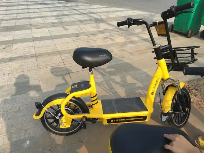 怀远街头的松果共享电单车