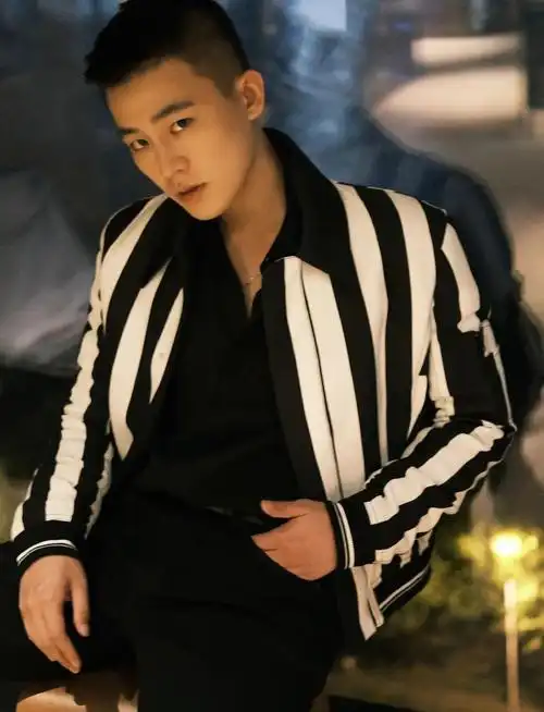 其实,欧豪从很早的时期就一向连结着寸头的造型,很有本身的气势.