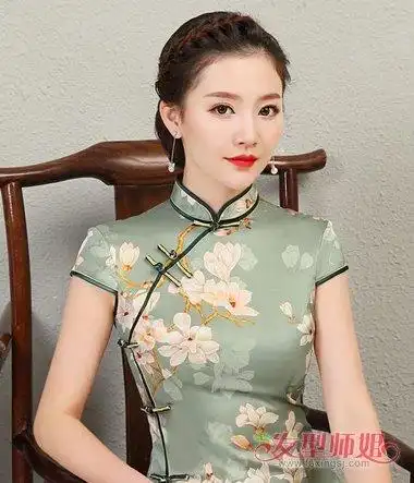 女生穿旗袍编发低盘发发型偏分不要刘海的女生梳头发设计,穿旗袍的