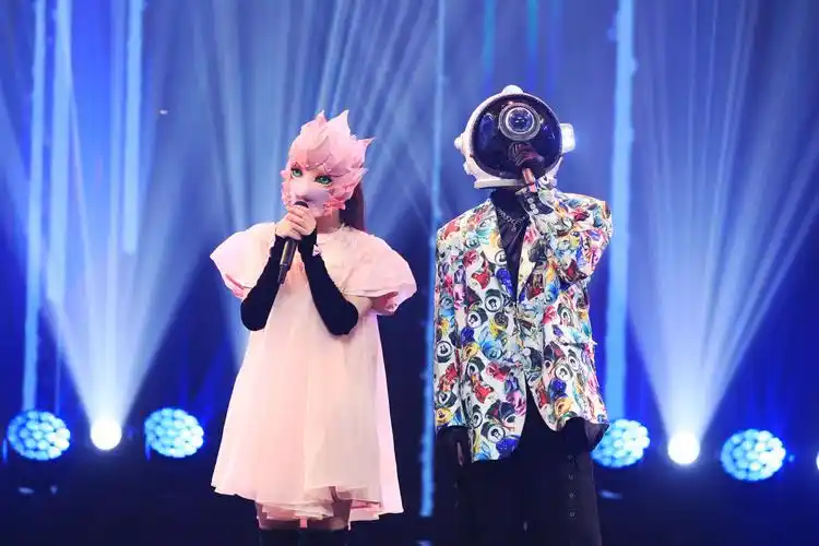 《蒙面唱将猜猜猜》三栖女神惊艳登场 猜评团齐秀"螃蟹舞"