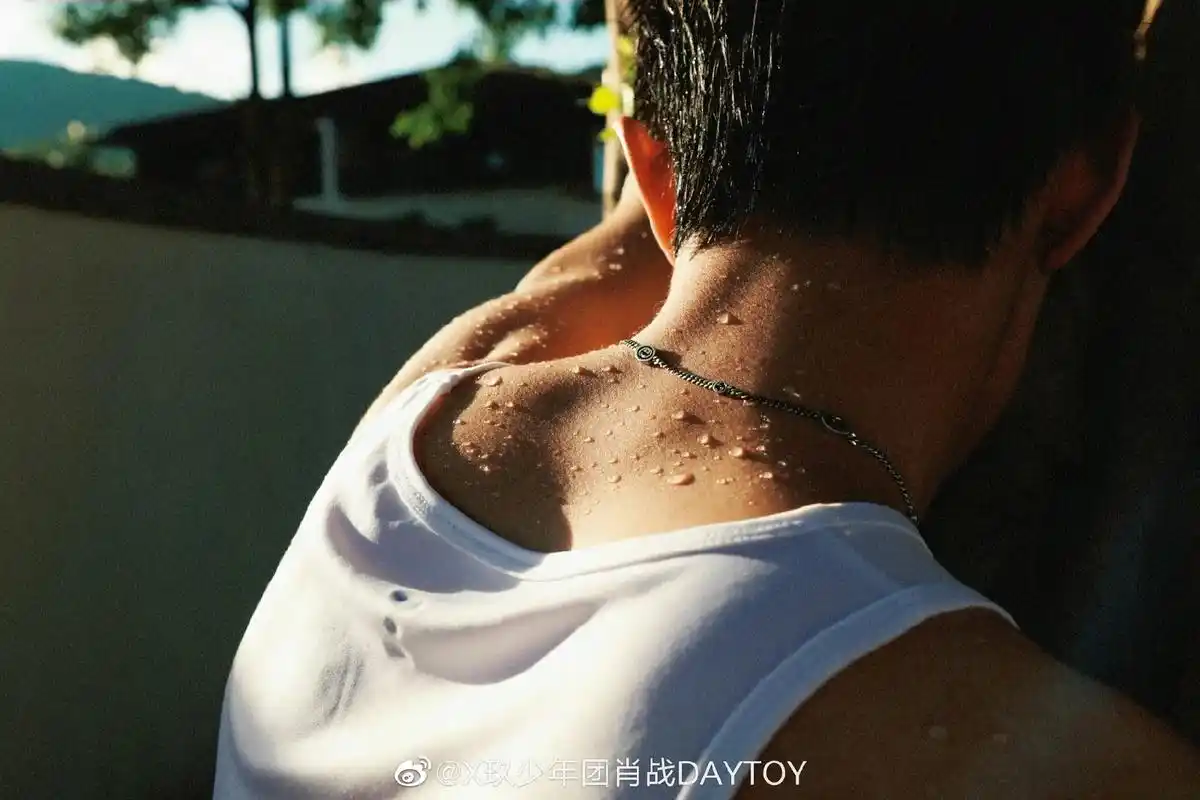 这谁顶得住啊 #泳池 #肖战#肖战肌肉 啊啊啊啊啊啊我一辈 - 抖音