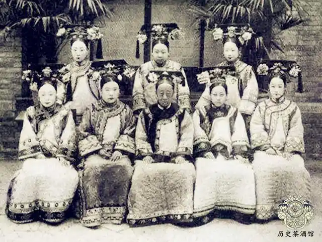 老照片再现清朝公主,皇后妃嫔真实样子:看完才知道皇帝并不幸福