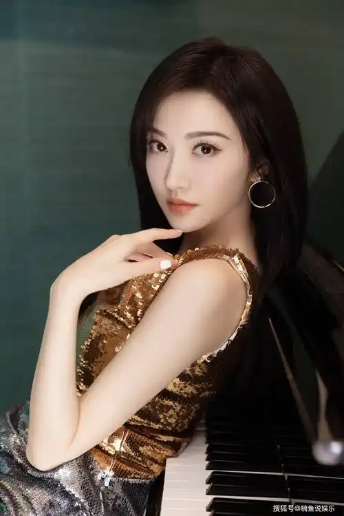 景甜不愧是人间富贵花,穿鎏金亮片裙尽显贵气,美得挪不开眼