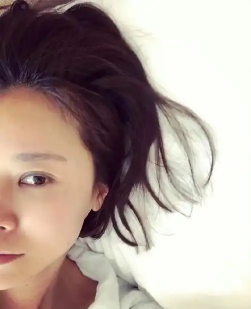 她不工作的时候,一般都是素颜,很少化妆,生活过得很简单的柯蓝,她现在