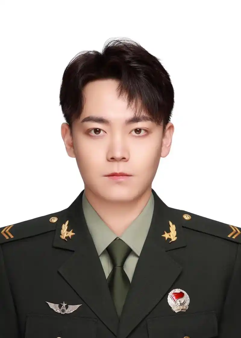 算是回来之后第一次正经的证件照🤫#退役复学大学生 #军装 - 抖音