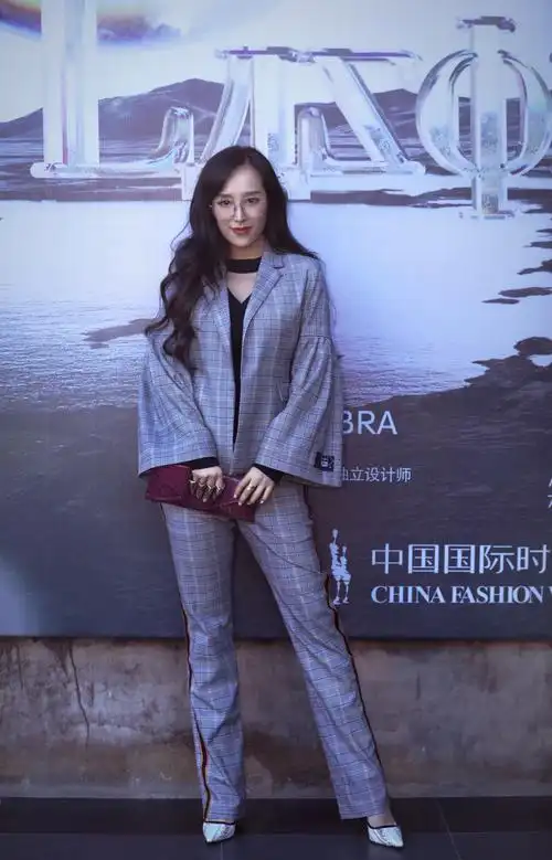 演员刘思梦亮相时装周 格纹西服彰显御姐霸道范