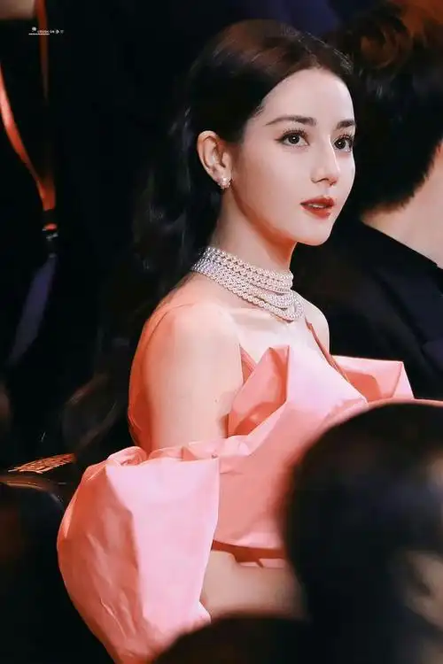 而熟悉时尚造型的人也会发现,其实迪丽热巴的每一套造型都有着所谓的