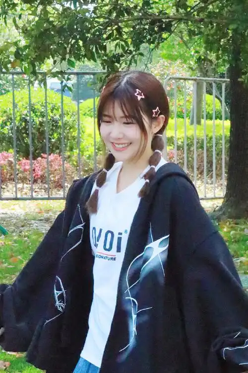 赖美云超话  20240401 上班  周一就要看一看小七哦  @赖美云