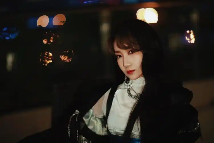 简介:性感美女乃万高开叉美腿撩人写真,分享一组乃万图片给大家,图中