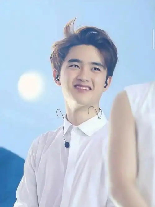 长胖了 金俊勉和都暻秀都露出来十分慈祥的微笑 金珉锡暻秀啊 都暻秀