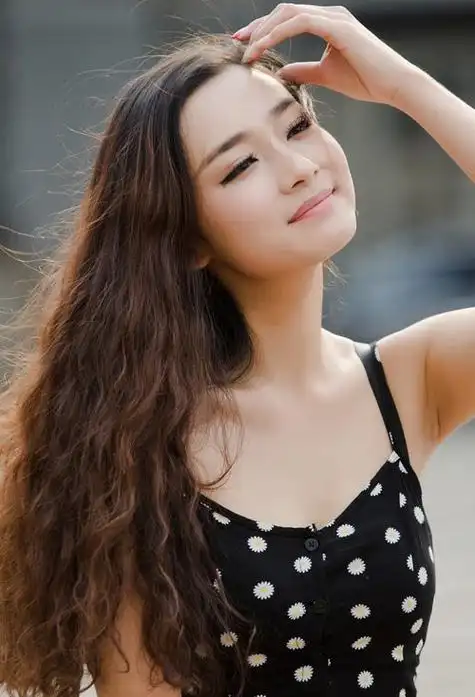 长脸女生瀑布卷头发图片 塑造少女风情的长发打造