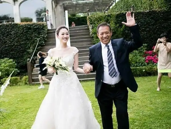 李小冉嫁男闺蜜徐佳宁徐佳宁给你5个亿随便你作李小冉流泪